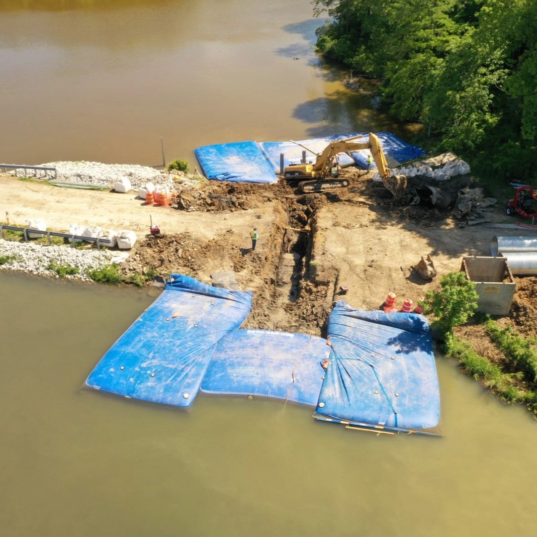inflatable cofferdam protecting job site