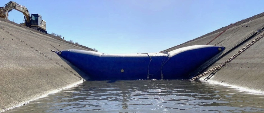 Construction cofferdam creating dry work zone