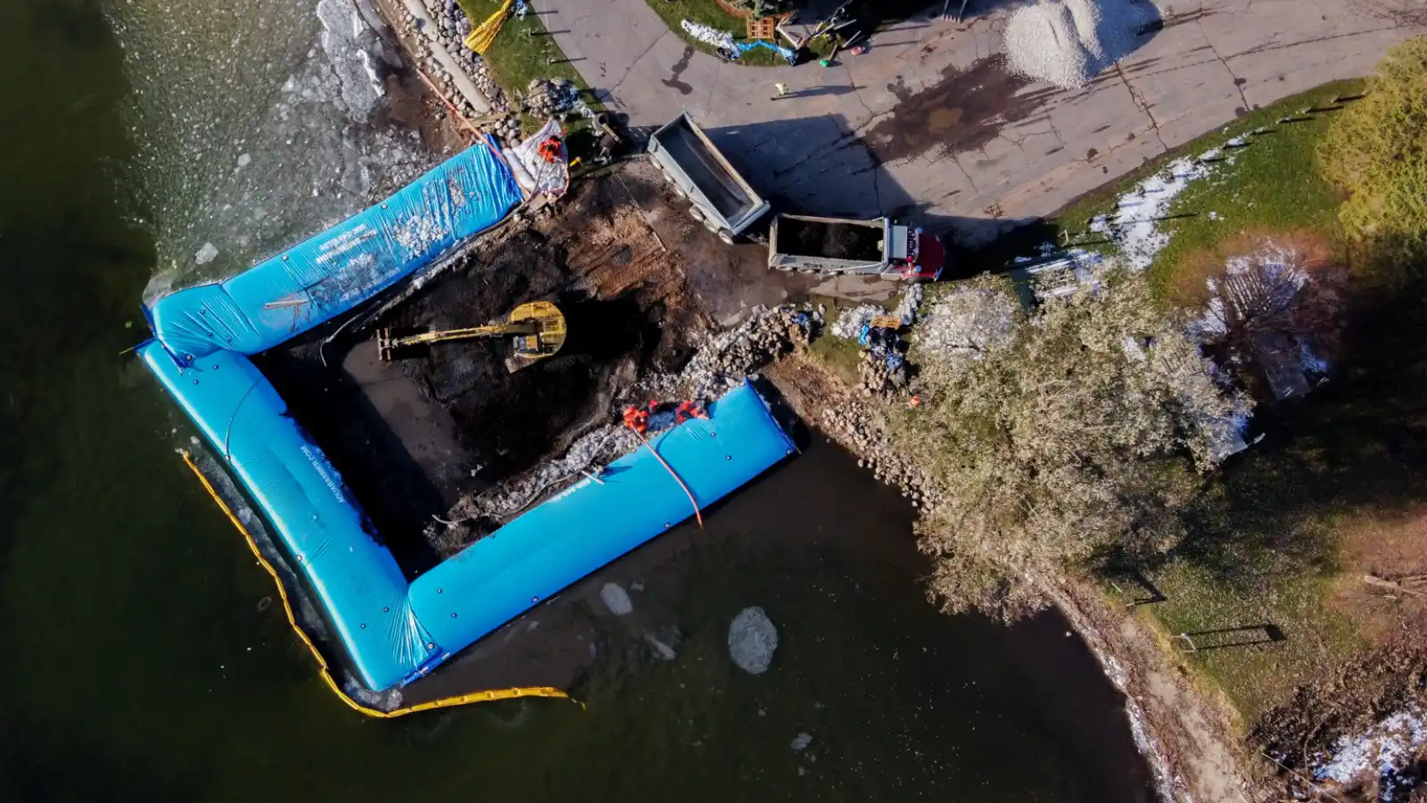Inflatable cofferdam creating a temporary dry work area for construction dewatering